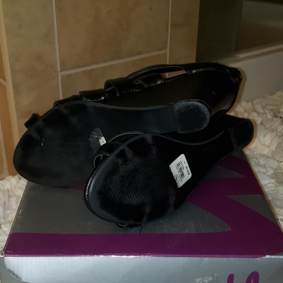 7 WIDE Black Wedge Ankle Sandals - Picture 4 of 7